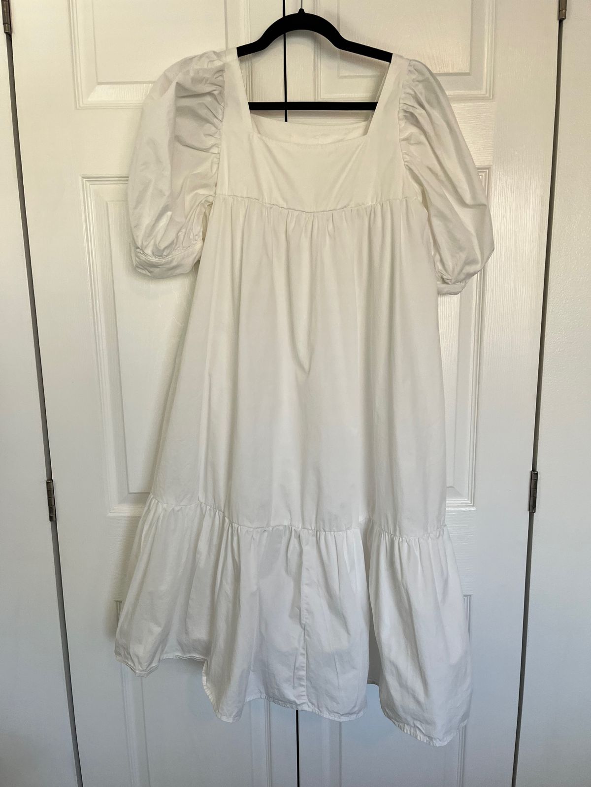 Size M Cap Sleeve White Cocktail Dress on Queenly