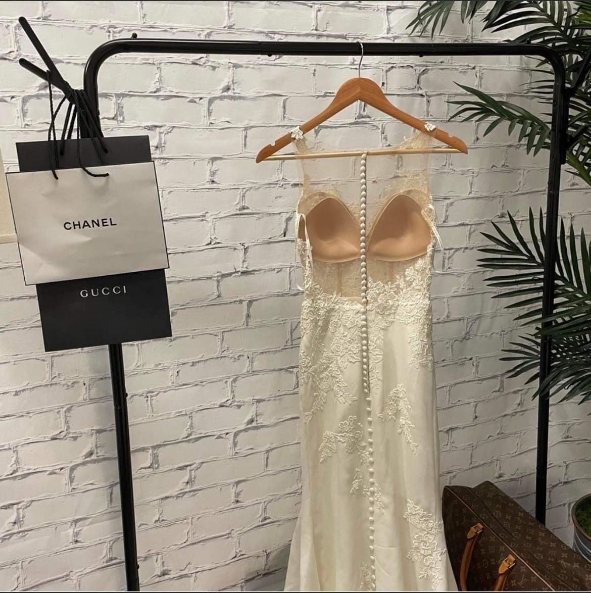 Essence Of Australia Size 10 Wedding Plunge White A-line Dress on