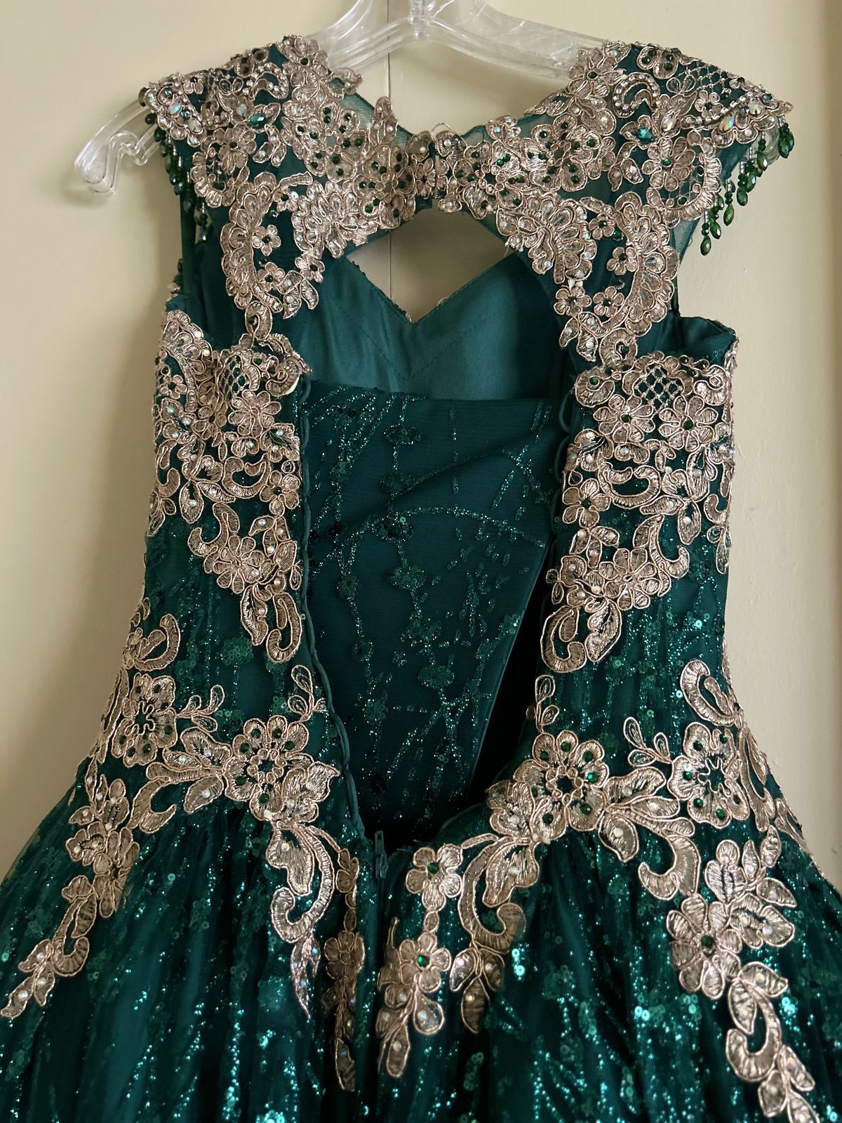 Size 4 Prom Cap Sleeve Emerald Green Ball Gown on Queenly