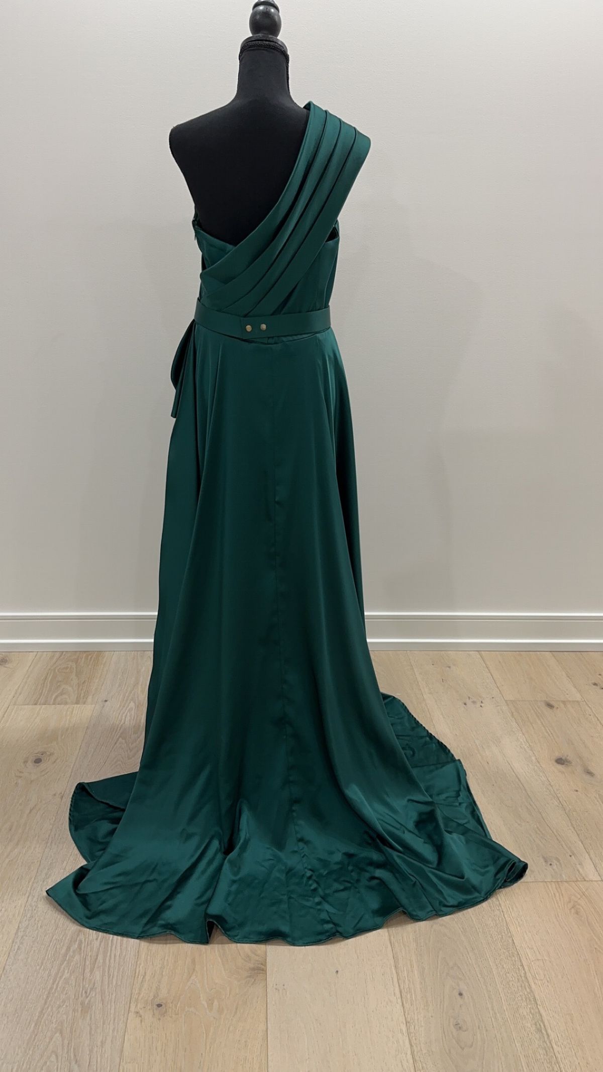 Size 10 Prom One Shoulder Green Dress With Train on Queenly