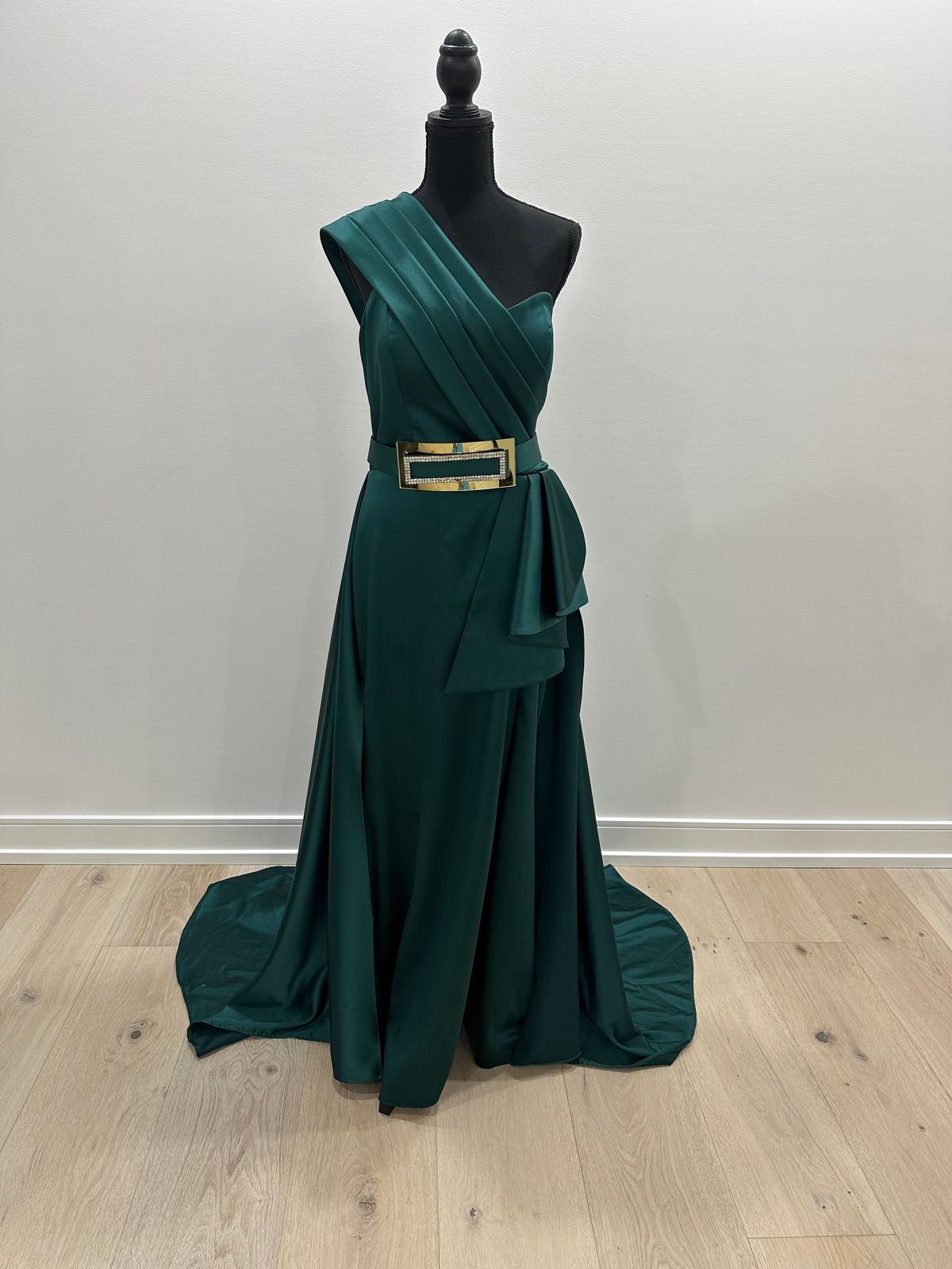 Size 10 Prom One Shoulder Green Dress With Train on Queenly