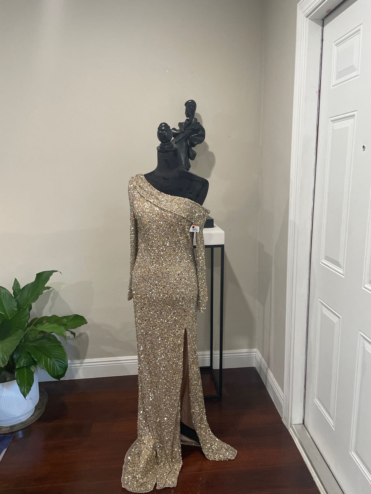 Mac Duggal Size 4 Long Sleeve Gold Side Slit Dress on Queenly