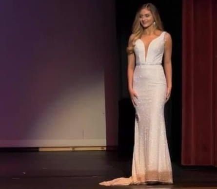 Vienna Size 0 Prom Plunge White Mermaid Dress on Queenly