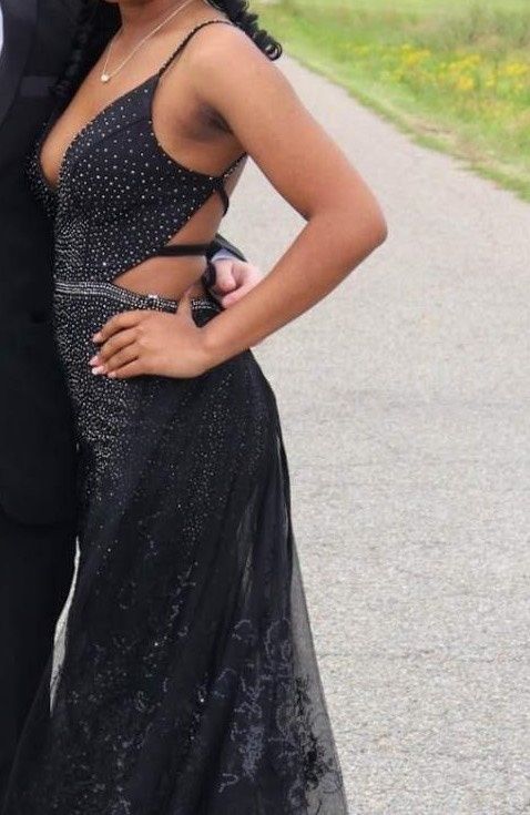 Size 0 Prom Plunge Black A-line Dress on Queenly