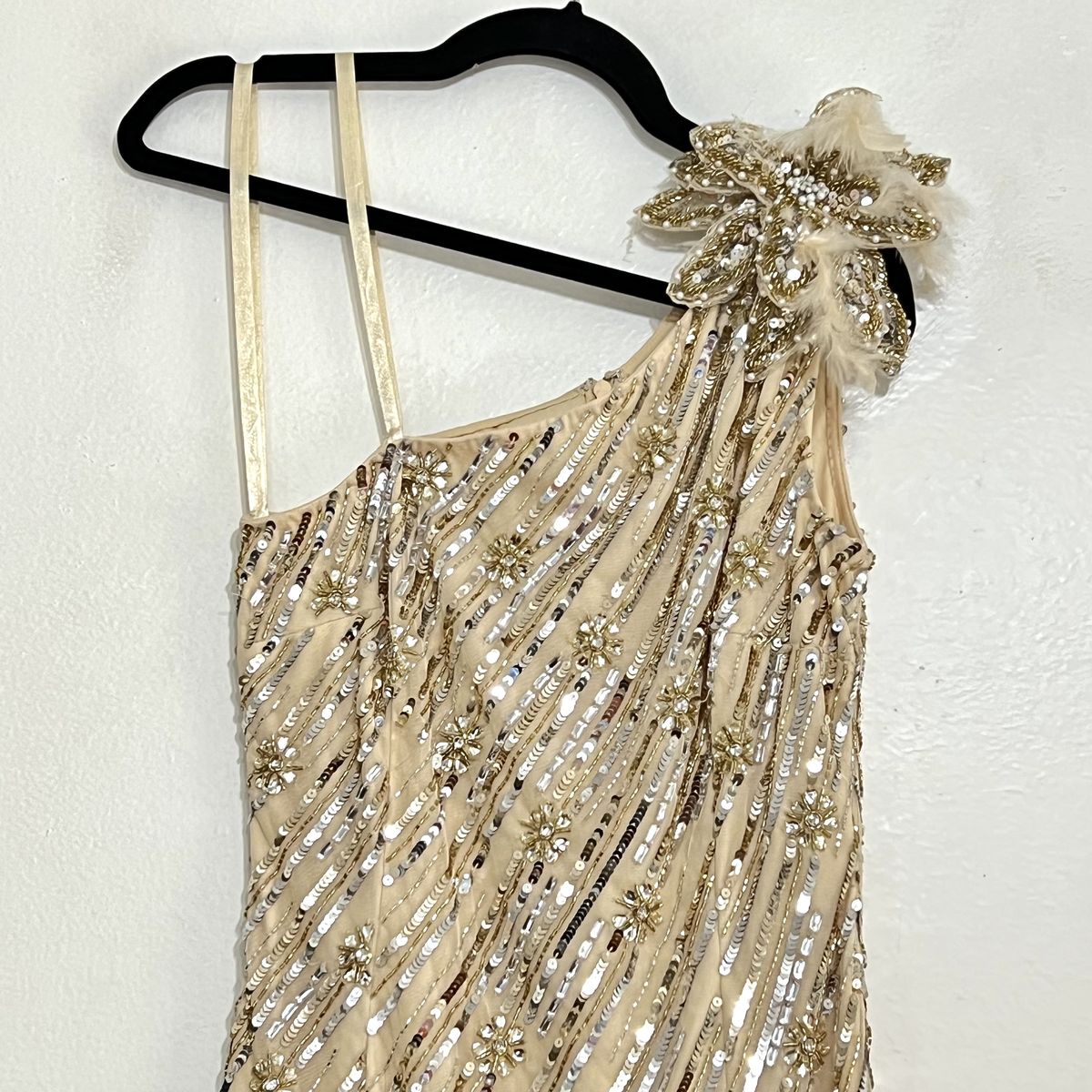 Mac Duggal Size 4 One Shoulder Sequined Gold Cocktail Dress on Queenly