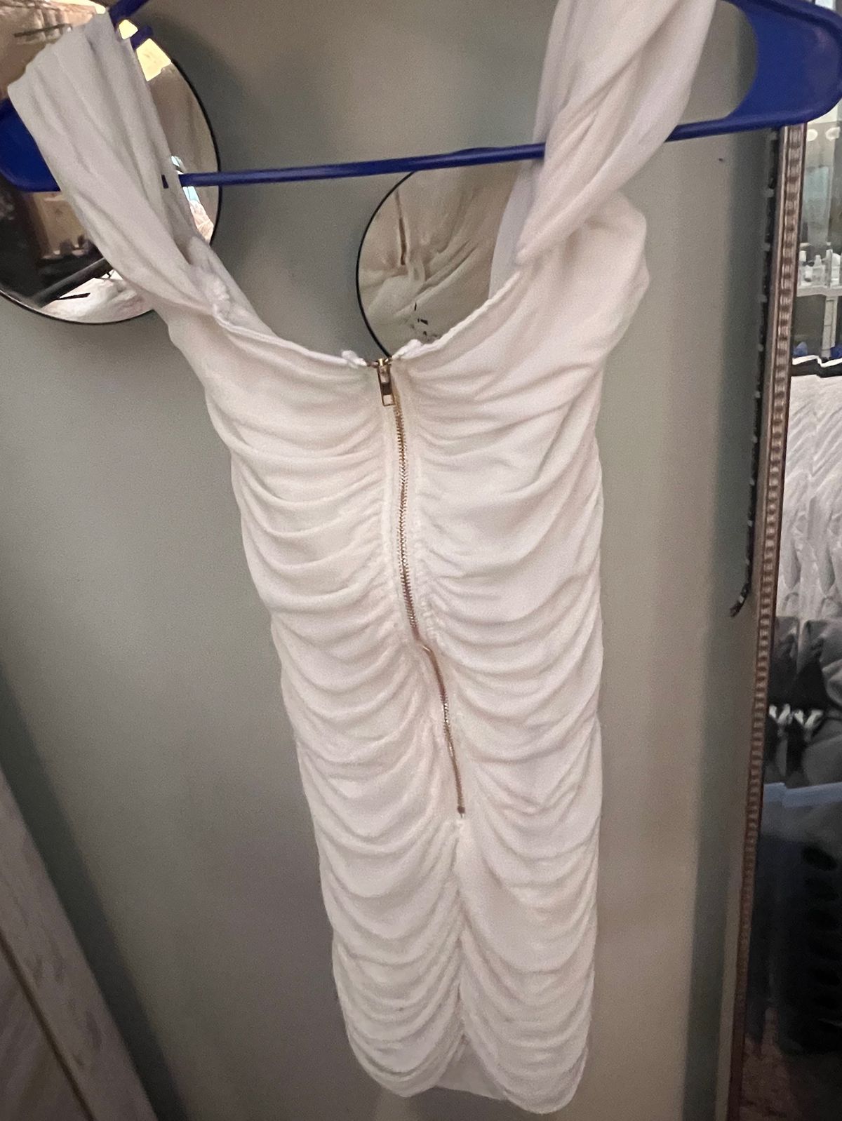 Size M Homecoming Off The Shoulder White Cocktail Dress on Queenly