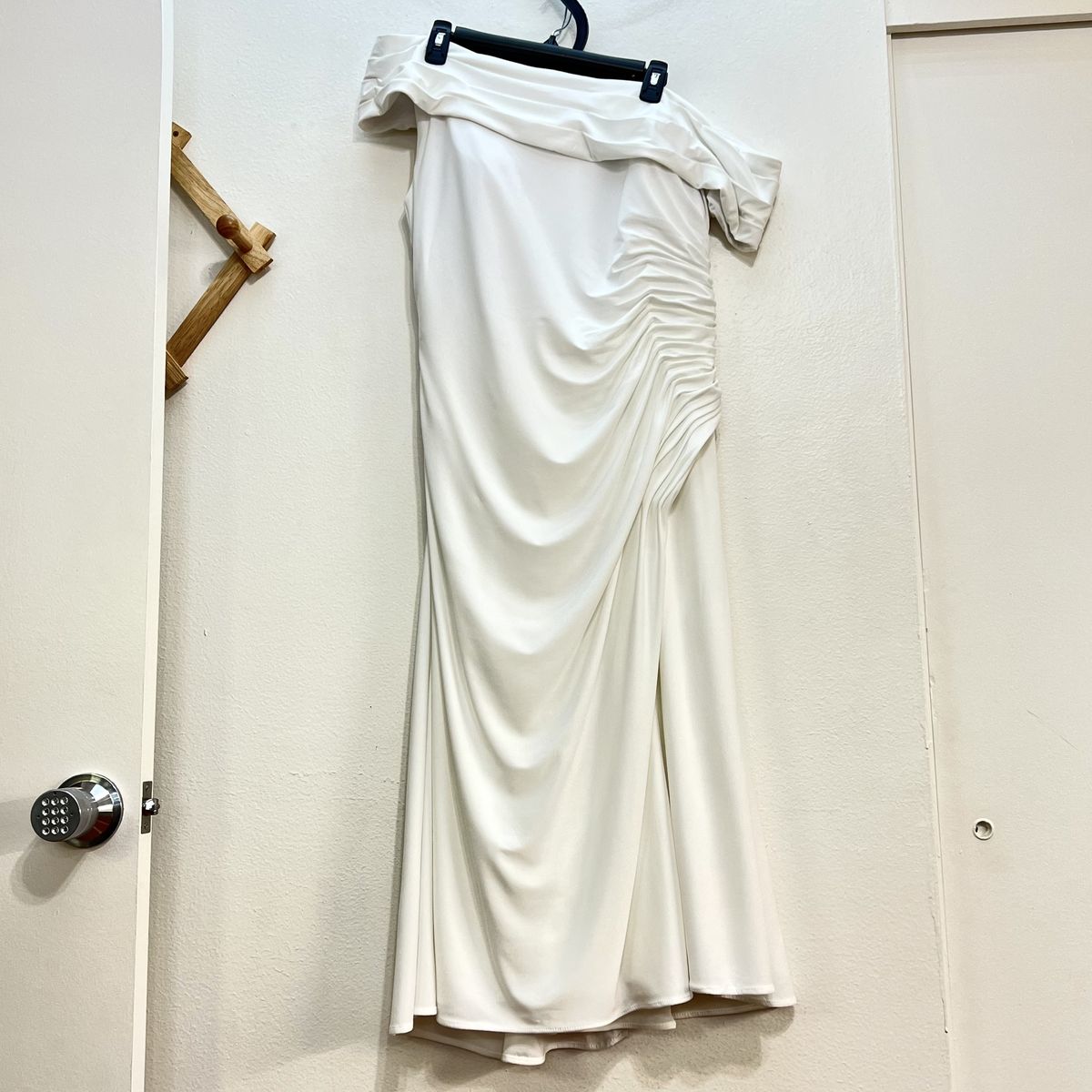 Mac Duggal Size 14 Off The Shoulder White Side Slit Dress on Queenly