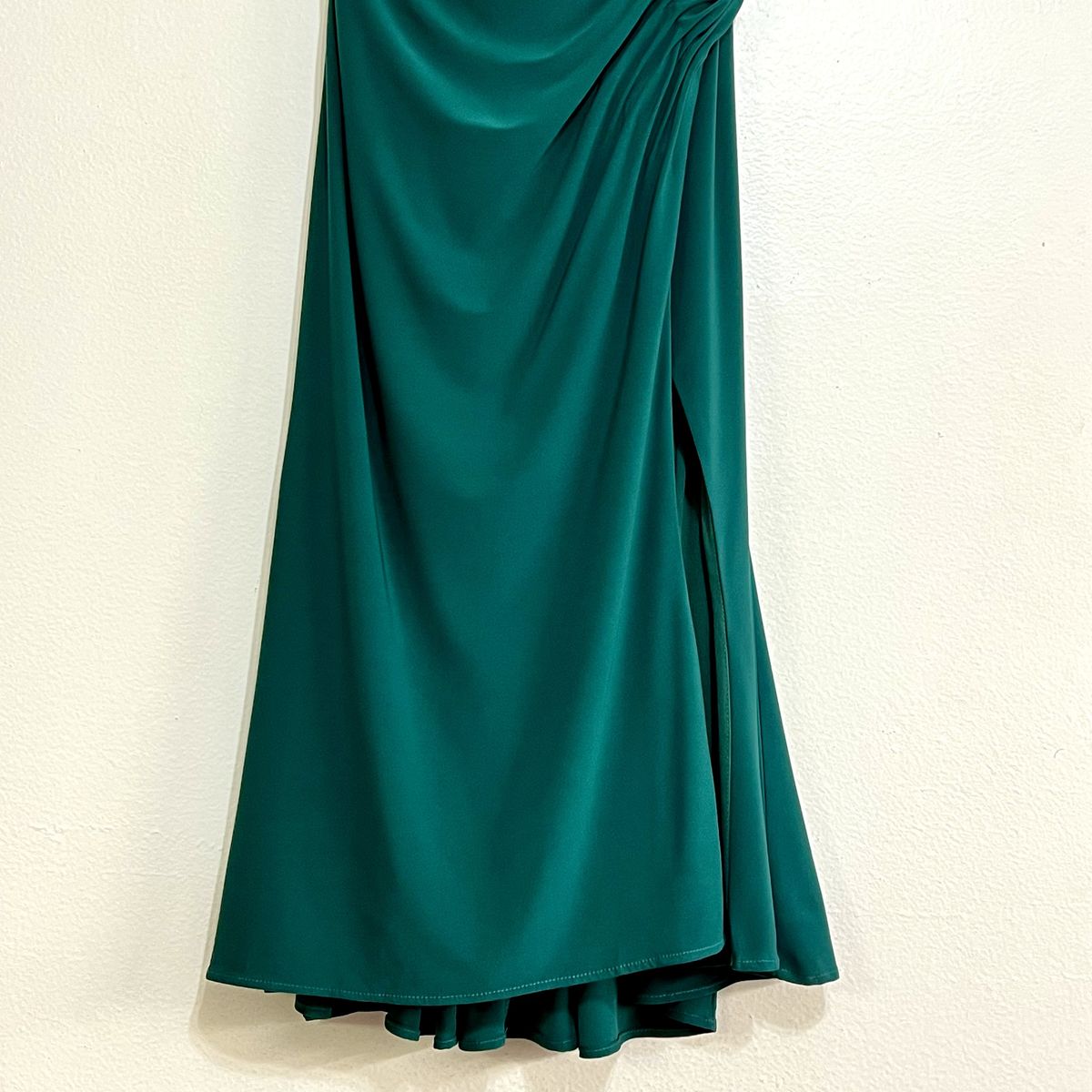 Mac Duggal Size 2 Off The Shoulder Emerald Green Side Slit Dress on Queenly