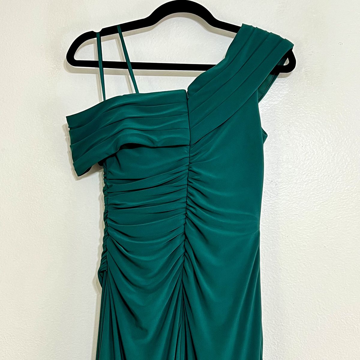Mac Duggal Size 2 Off The Shoulder Emerald Green Side Slit Dress on Queenly