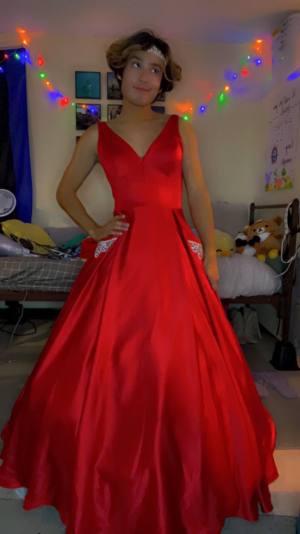 Size 4 Prom Plunge Red Ball Gown on Queenly