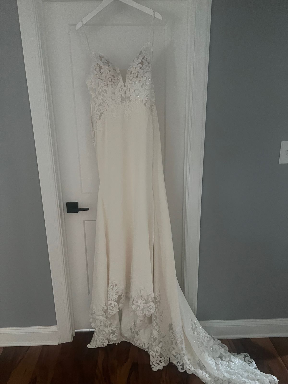 Style Ac225 Size M Wedding Plunge Lace White Mermaid Dress on Queenly