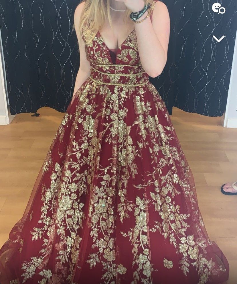Size 8 Prom Plunge Floral Burgundy Red Ball Gown on Queenly