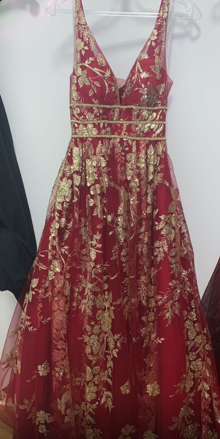 Size 8 Prom Plunge Floral Burgundy Red Ball Gown on Queenly