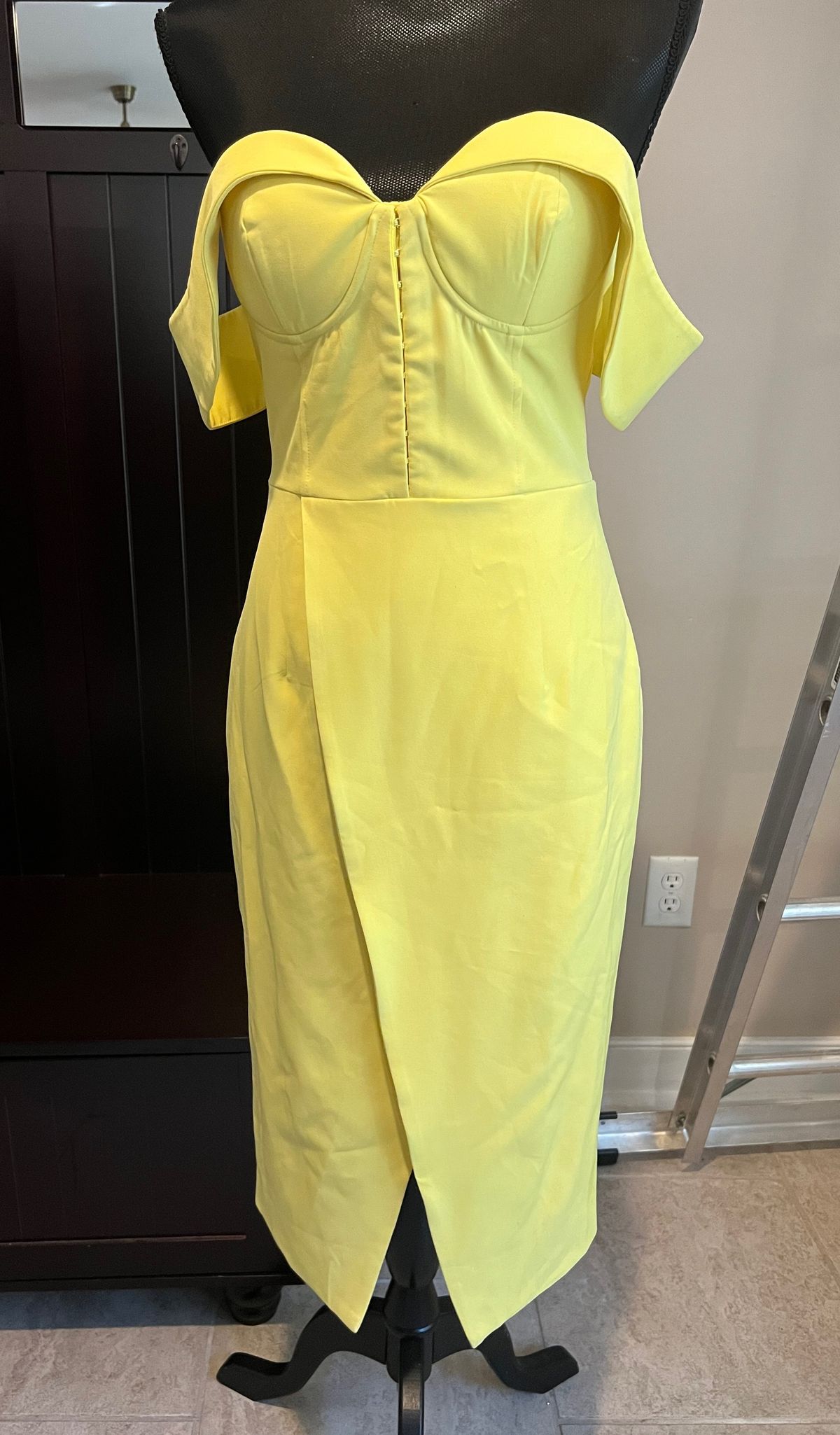 Lavish Alice Size 6 Off The Shoulder Yellow Cocktail Dress on Queenly