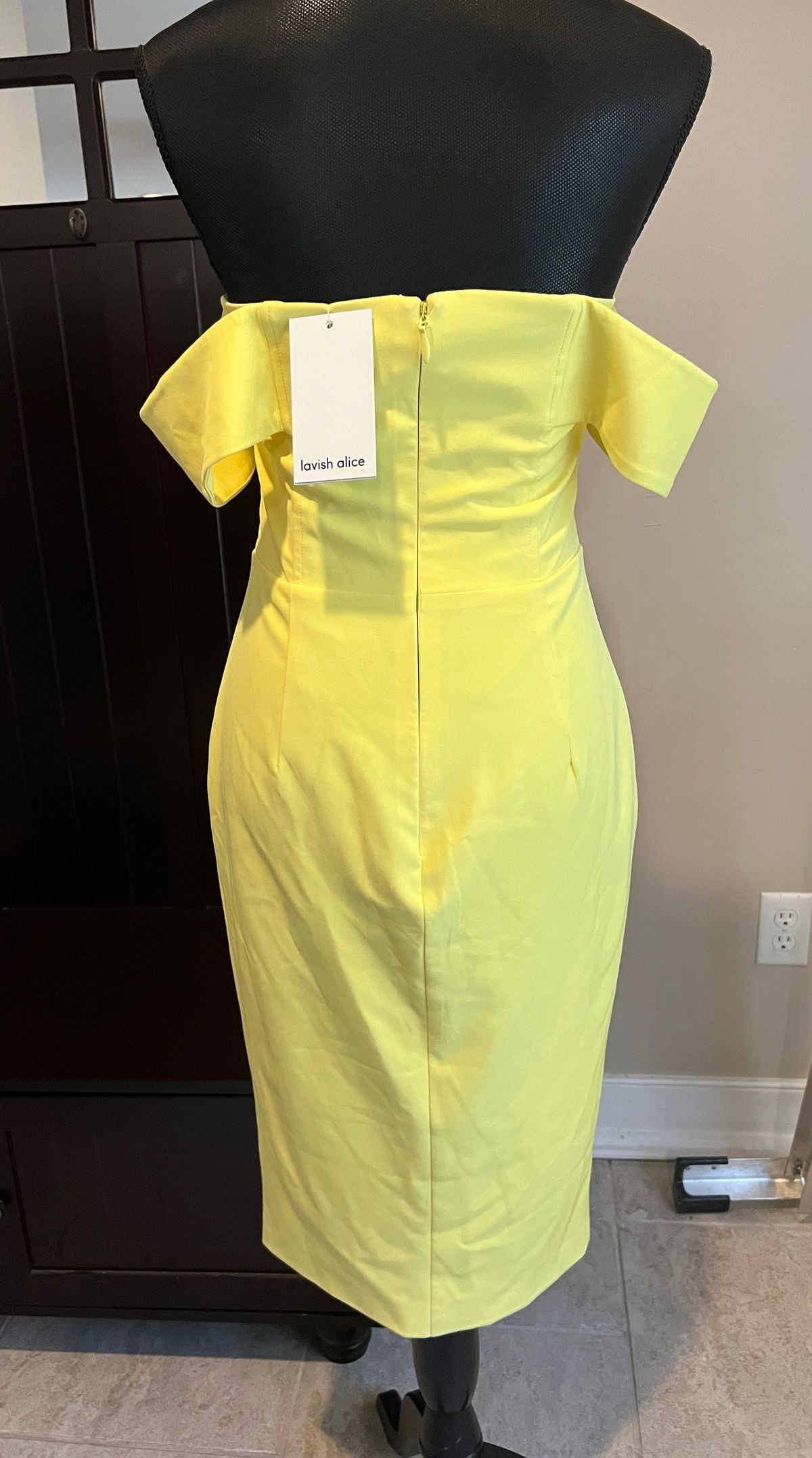 Lavish Alice Size 6 Off The Shoulder Yellow Cocktail Dress on Queenly