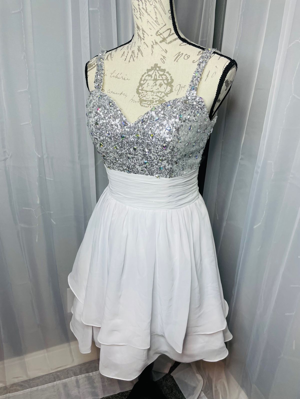 Size 4 Prom Plunge White Cocktail Dress on Queenly
