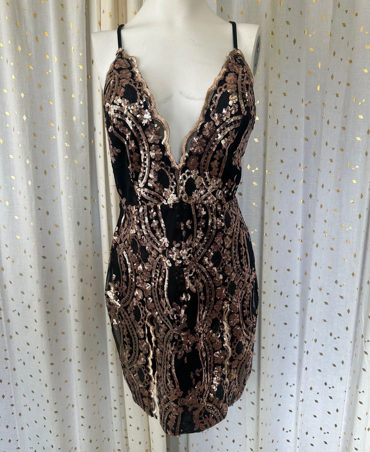 Size M Plunge Floral Rose Gold Cocktail Dress on Queenly