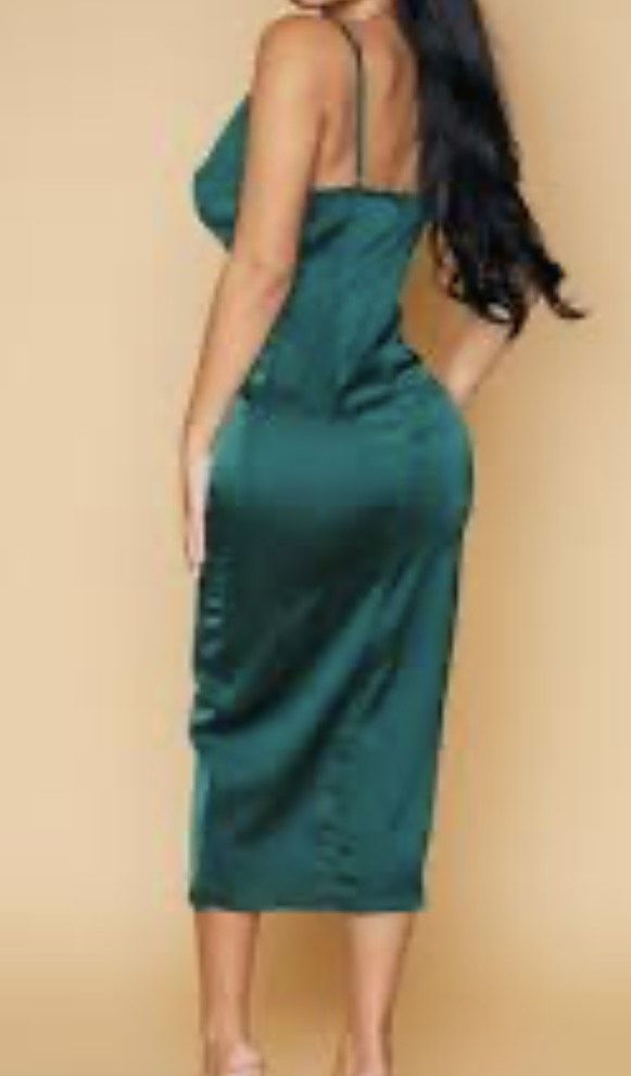Size 6 Bridesmaid Plunge Emerald Green A-line Dress on Queenly