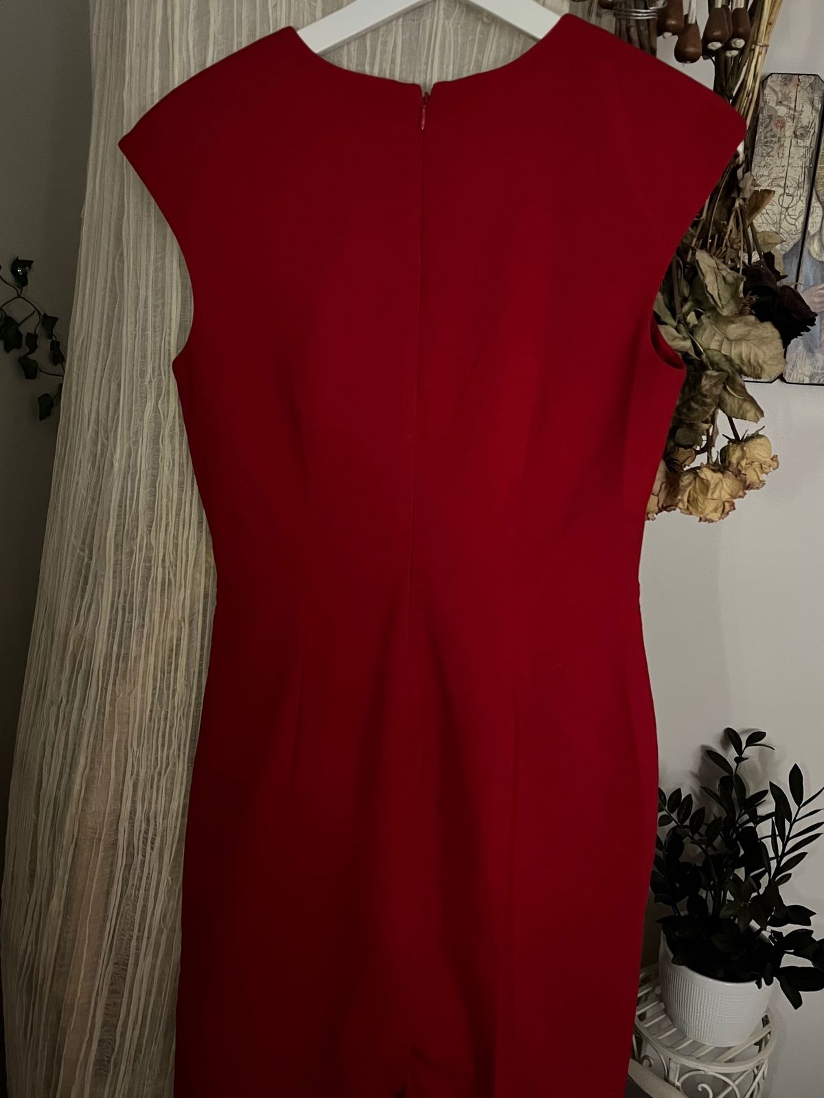 Calvin Klein Size 8 Wedding Guest Plunge Red Cocktail Dress on Queenly