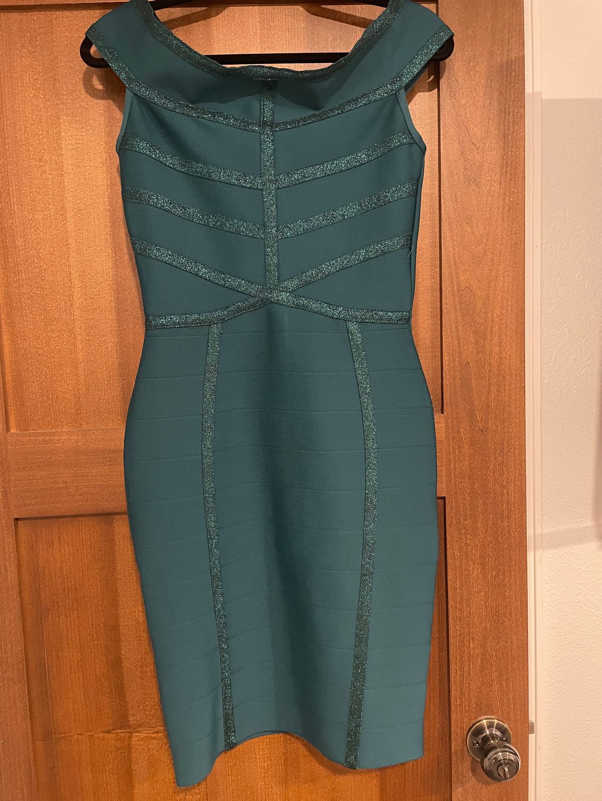 Bella Barnett Size 6 Homecoming Off The Shoulder Green Cocktail Dress on Queenly