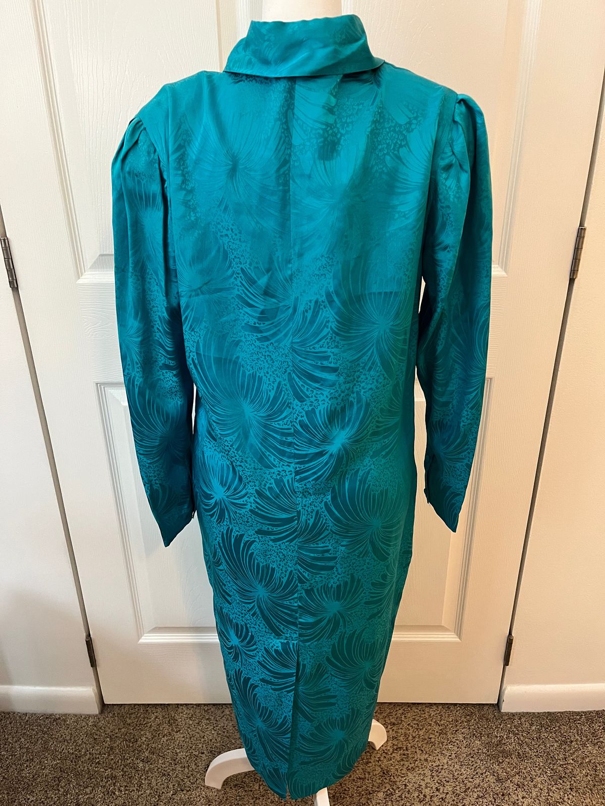 Size 6 Long Sleeve Satin Blue Cocktail Dress on Queenly