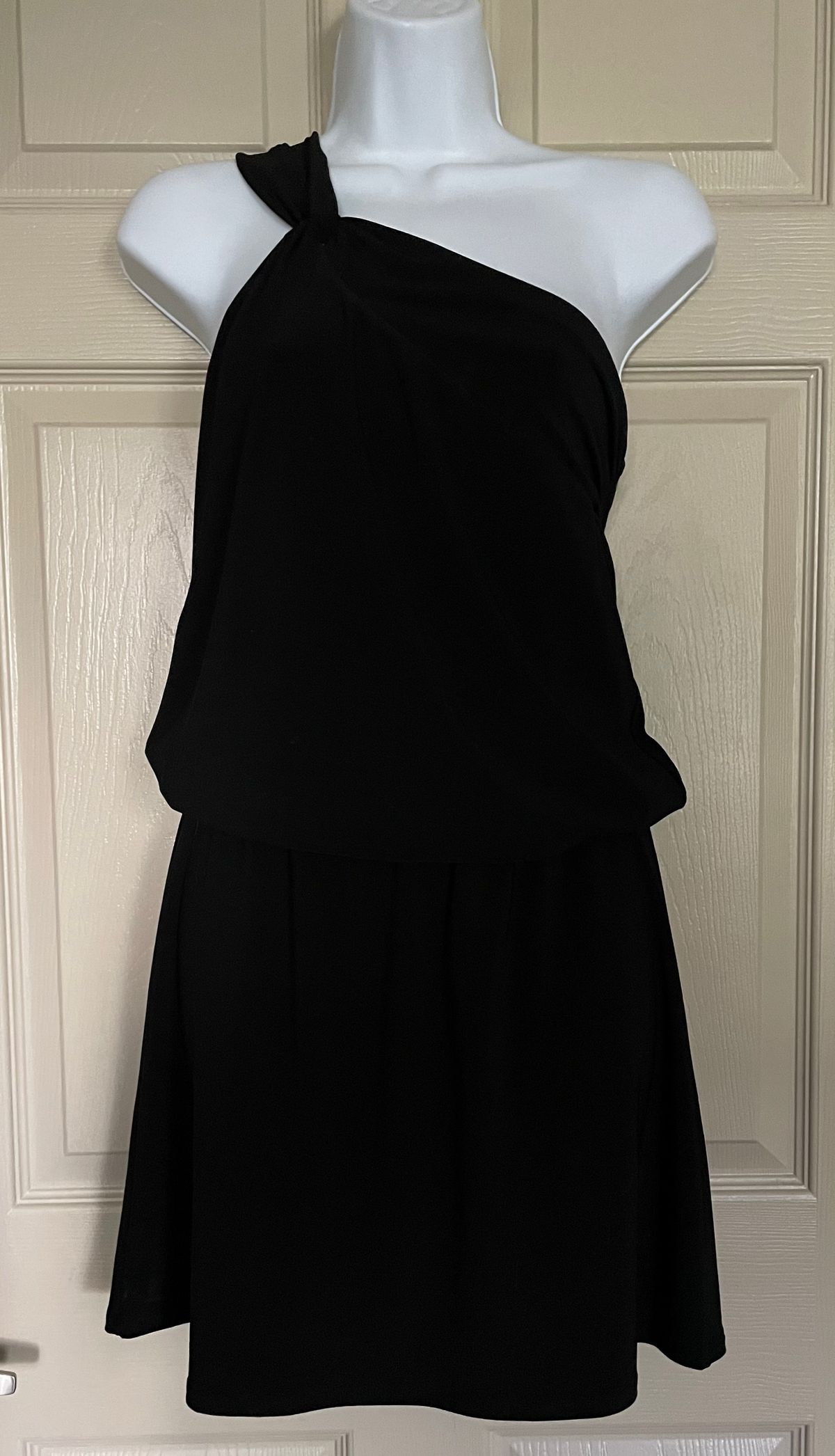 White House Black Market Size 0 One Shoulder Black Floor Length Maxi on Queenly