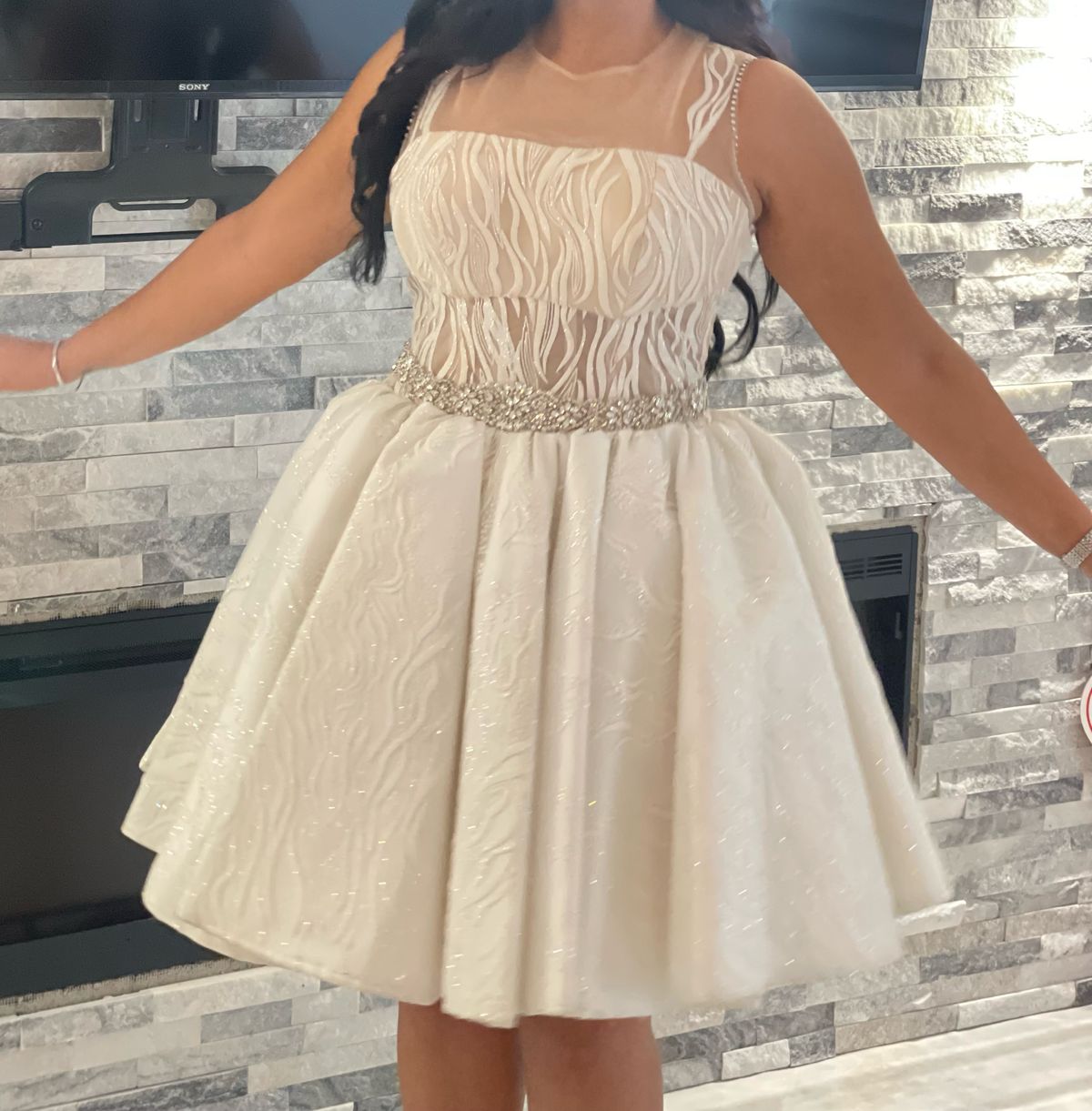 Size M Prom White Cocktail Dress on Queenly