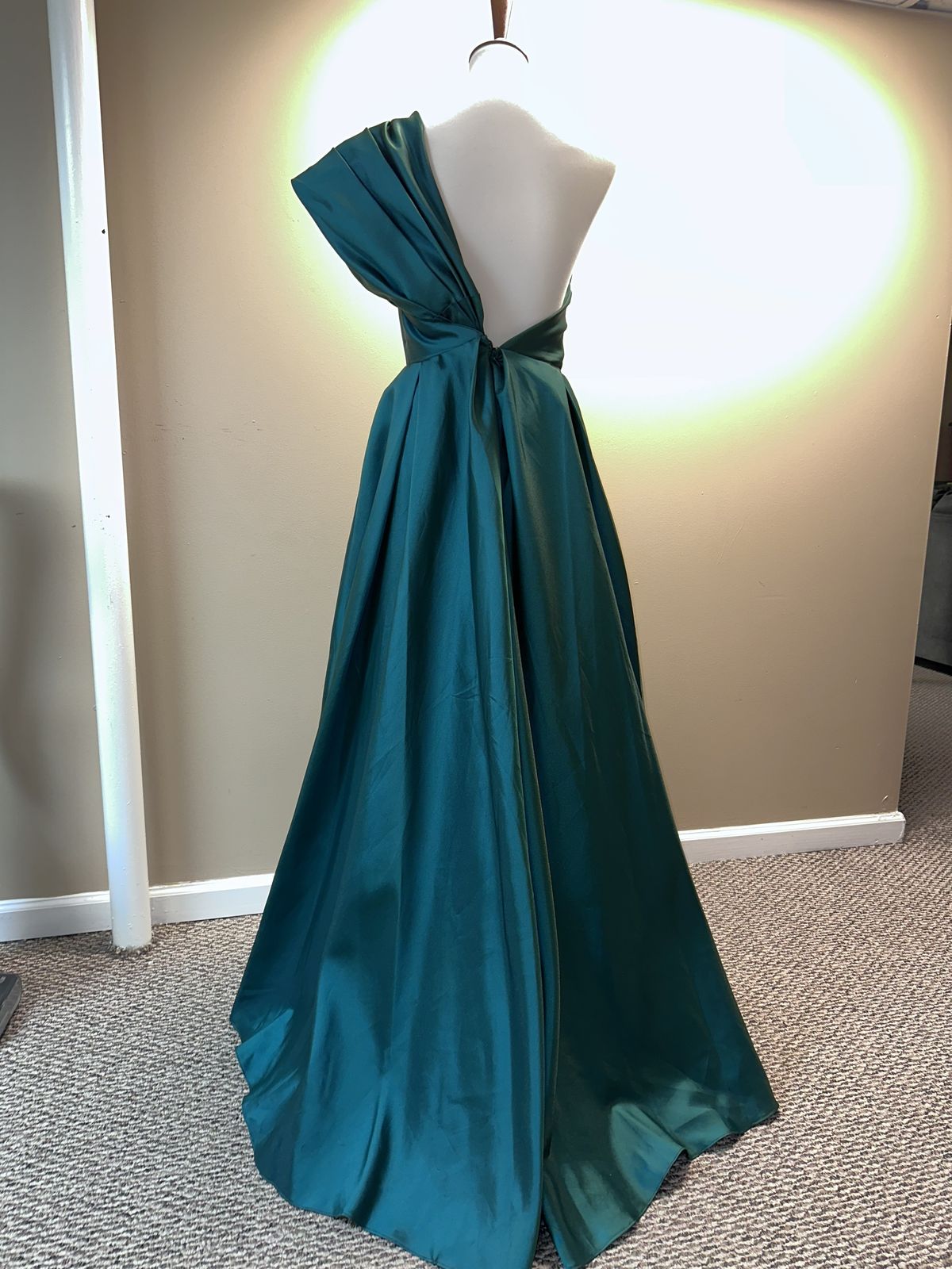 Size 8 Prom One Shoulder Emerald Green Dress With Train on Queenly