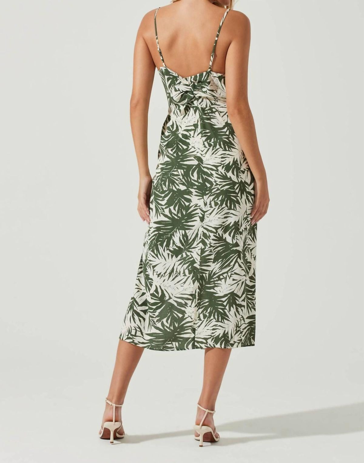 Style 1-1432451118-2696 ASTR Size L Plunge Green Cocktail Dress on Queenly