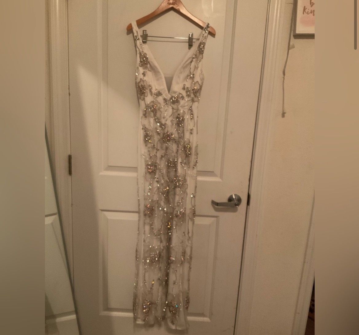 Size 0 Plunge Sequined White A-line Dress on Queenly