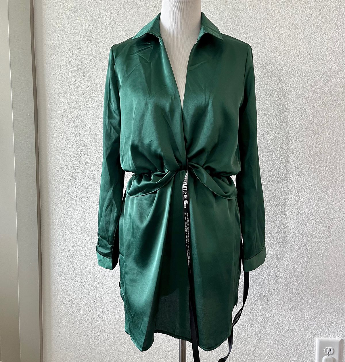 Pretty Little Thing Size 8 Plunge Satin Emerald Green Cocktail Dress on Queenly
