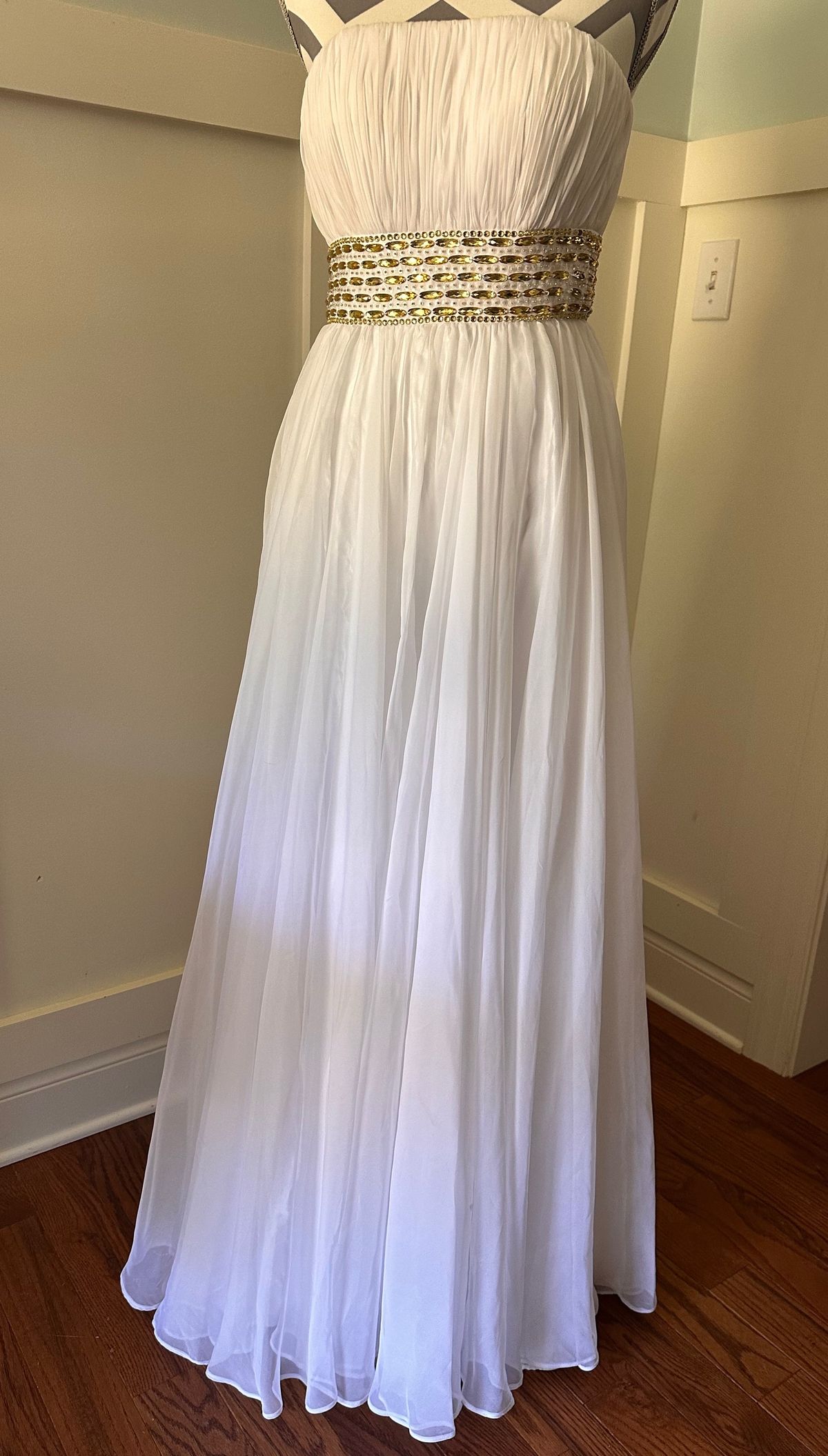 Wow Size 4 Strapless White A-line Dress on Queenly
