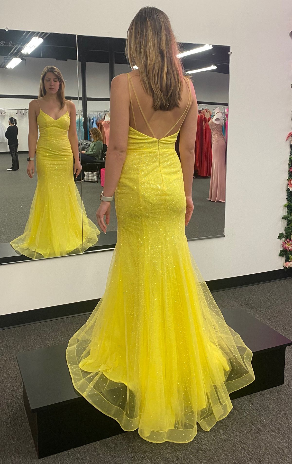 Size 2 Prom Plunge Yellow Mermaid Dress on Queenly