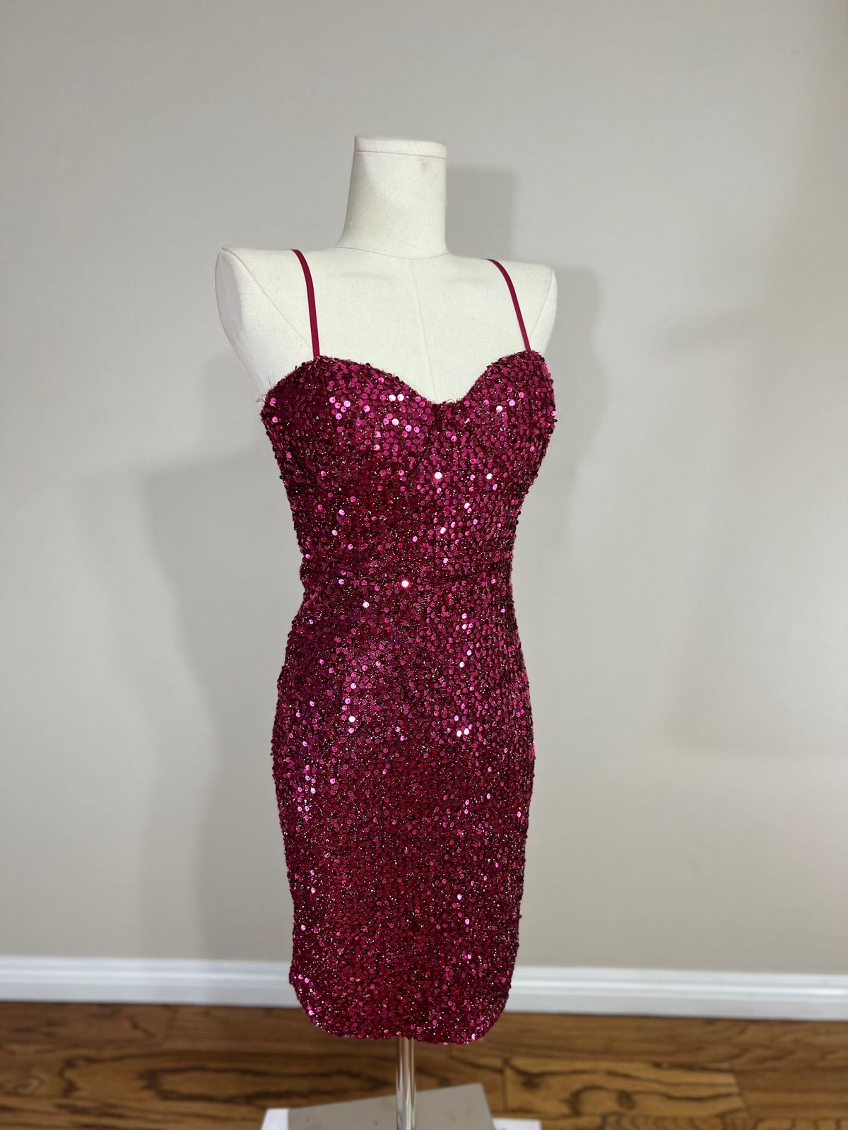 Size M Homecoming Plunge Red Cocktail Dress on Queenly