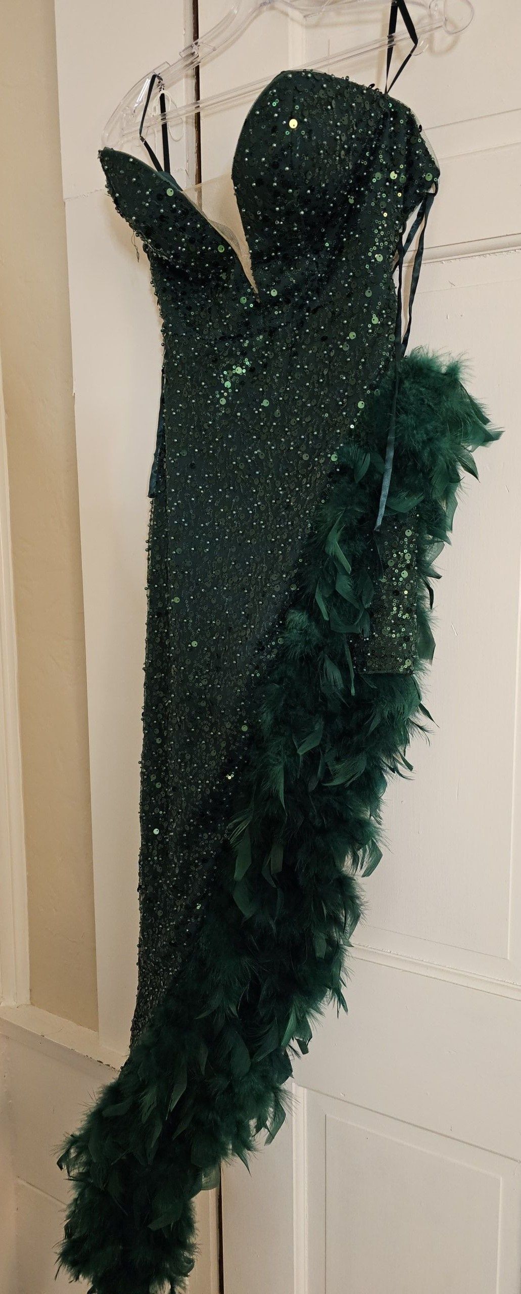 Girls Size 2 Prom Emerald Green Side Slit Dress on Queenly