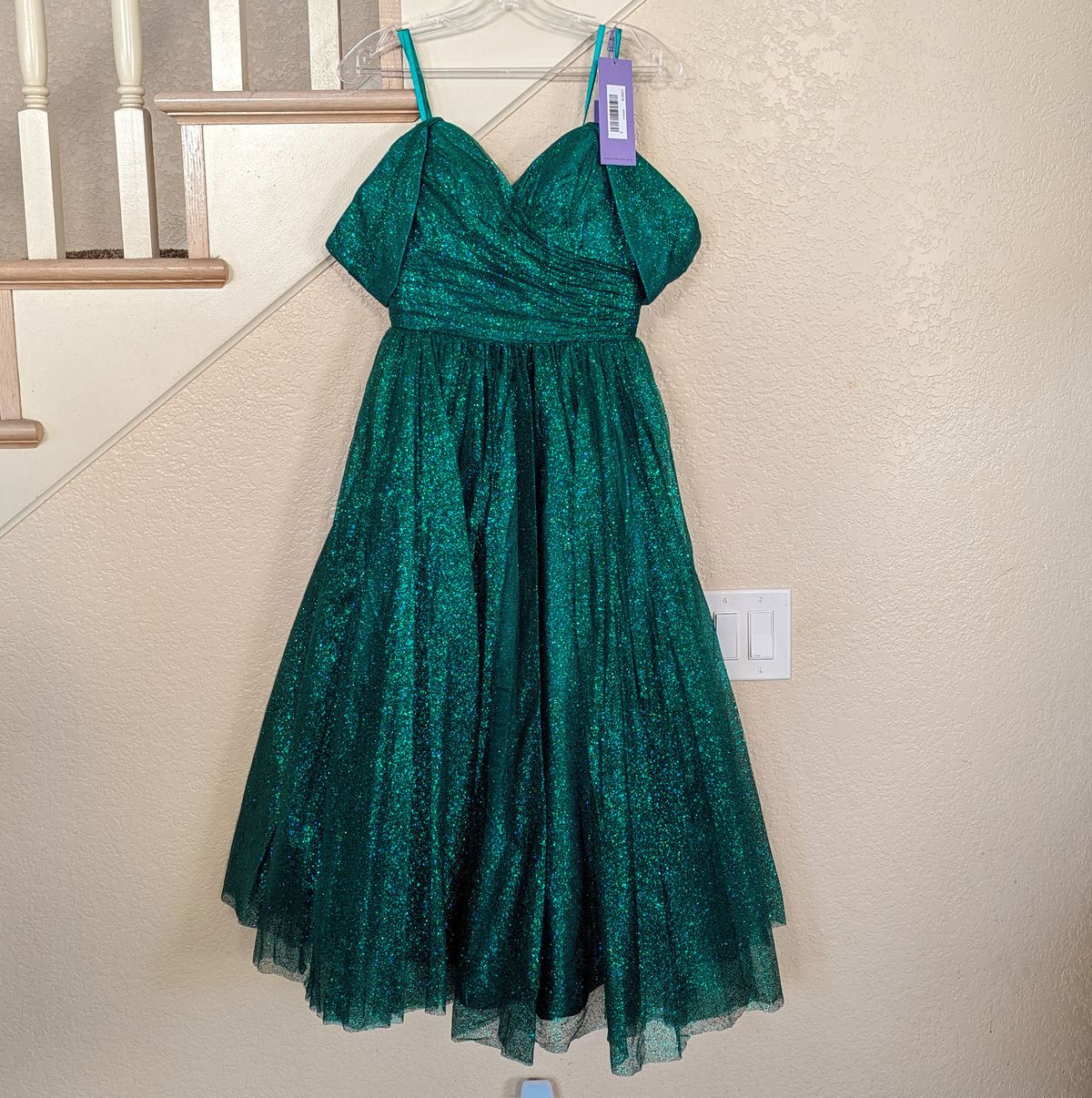 Style Emerald Green Sparkle Off the shoulder Midi Formal Cocktail Dress Size 4 Prom Off The Shoulder Emerald Green Cocktail Dress on Queenly