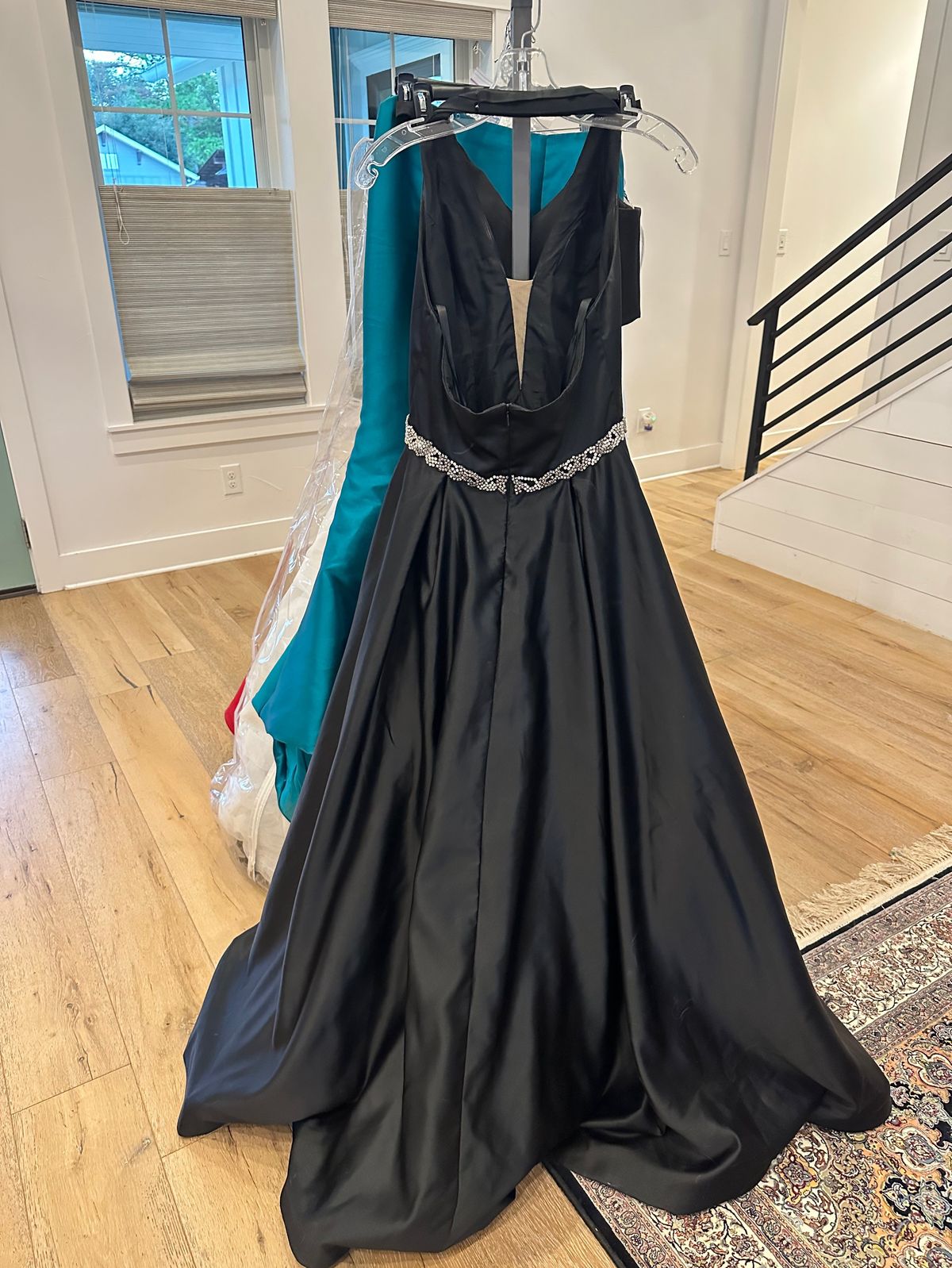Sherri Hill Size 8 Prom Plunge Black Ball Gown on Queenly