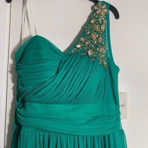 B DARLIN Size 4 Emerald Green Ball Gown on Queenly