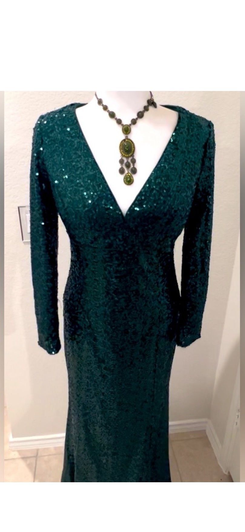Cachet Size 6 Prom Plunge Emerald Green A-line Dress on Queenly