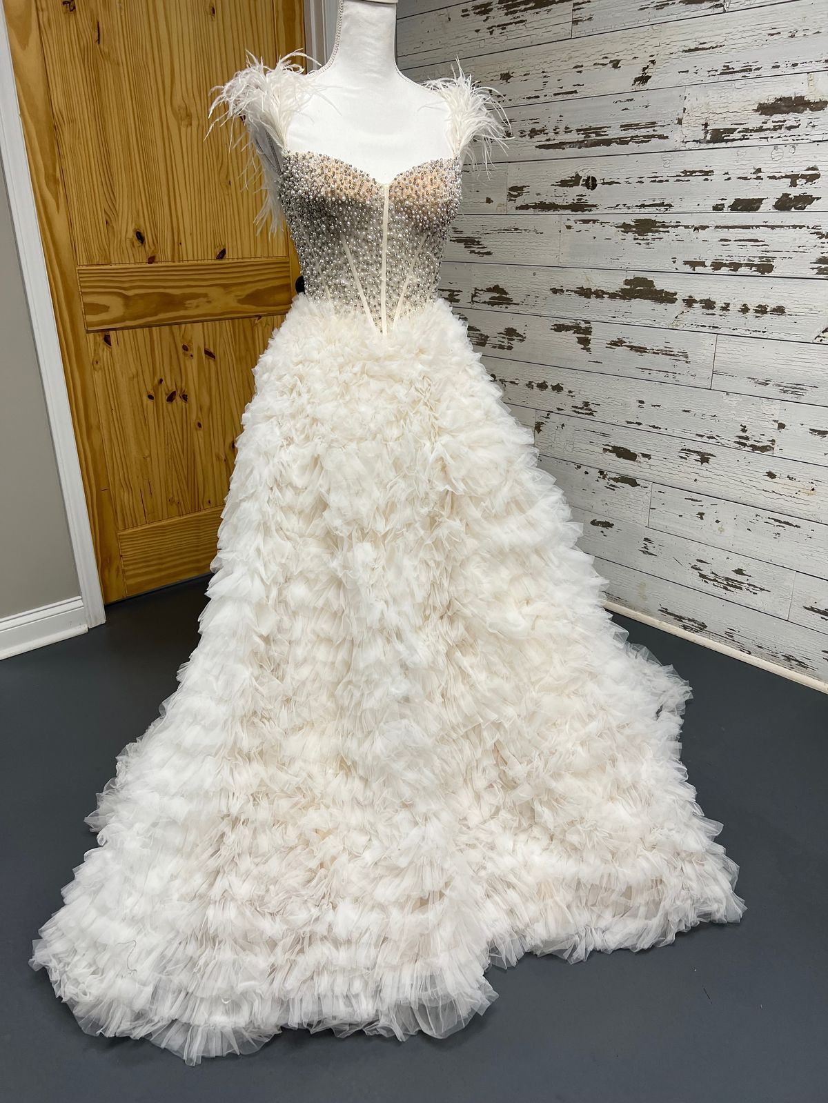 Style 55387 Sherri Hill Size 6 Off The Shoulder White Ball Gown on Queenly