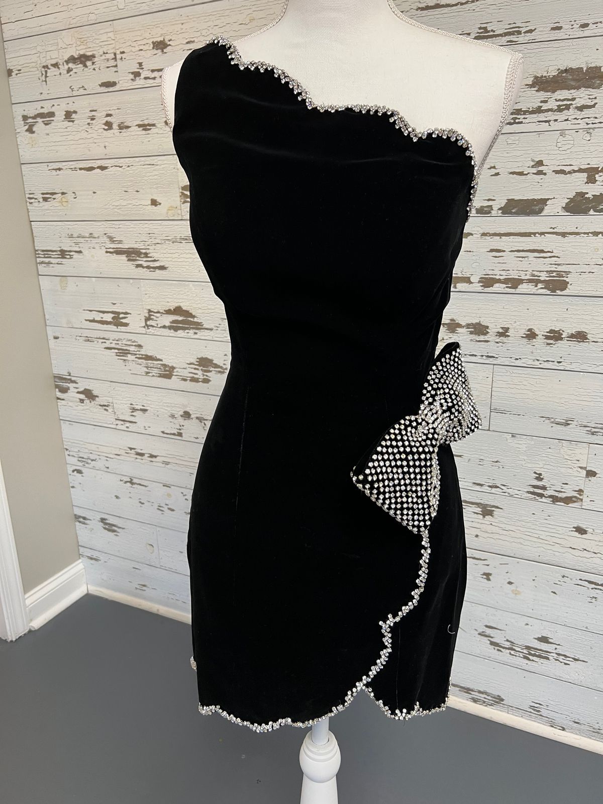Style Couture Sherri Hill Size 6 One Shoulder Velvet Black Cocktail Dress on Queenly