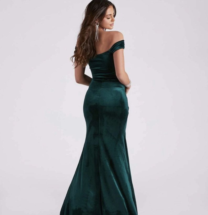 Style Georgina Windsor Size S Prom Off The Shoulder Green Side Slit Dress on Queenly