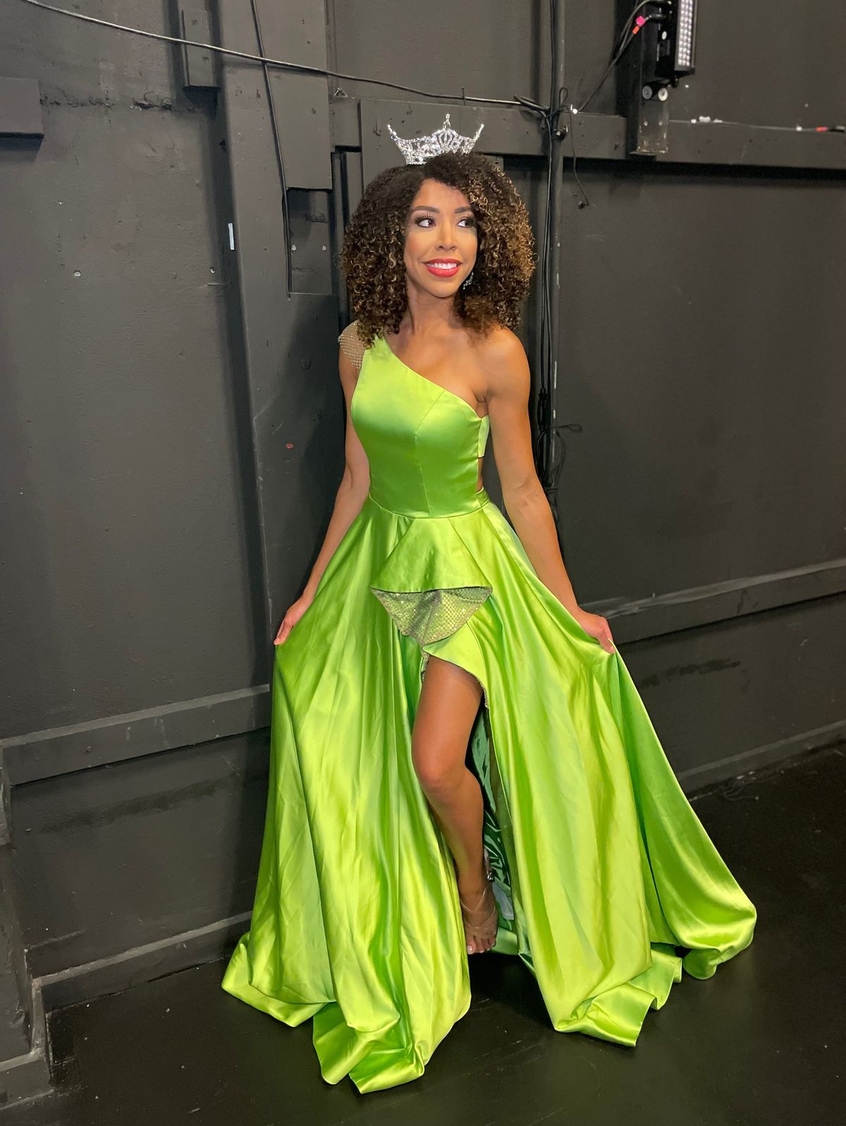 Jovani Size 0 Prom One Shoulder Green Side Slit Dress on Queenly