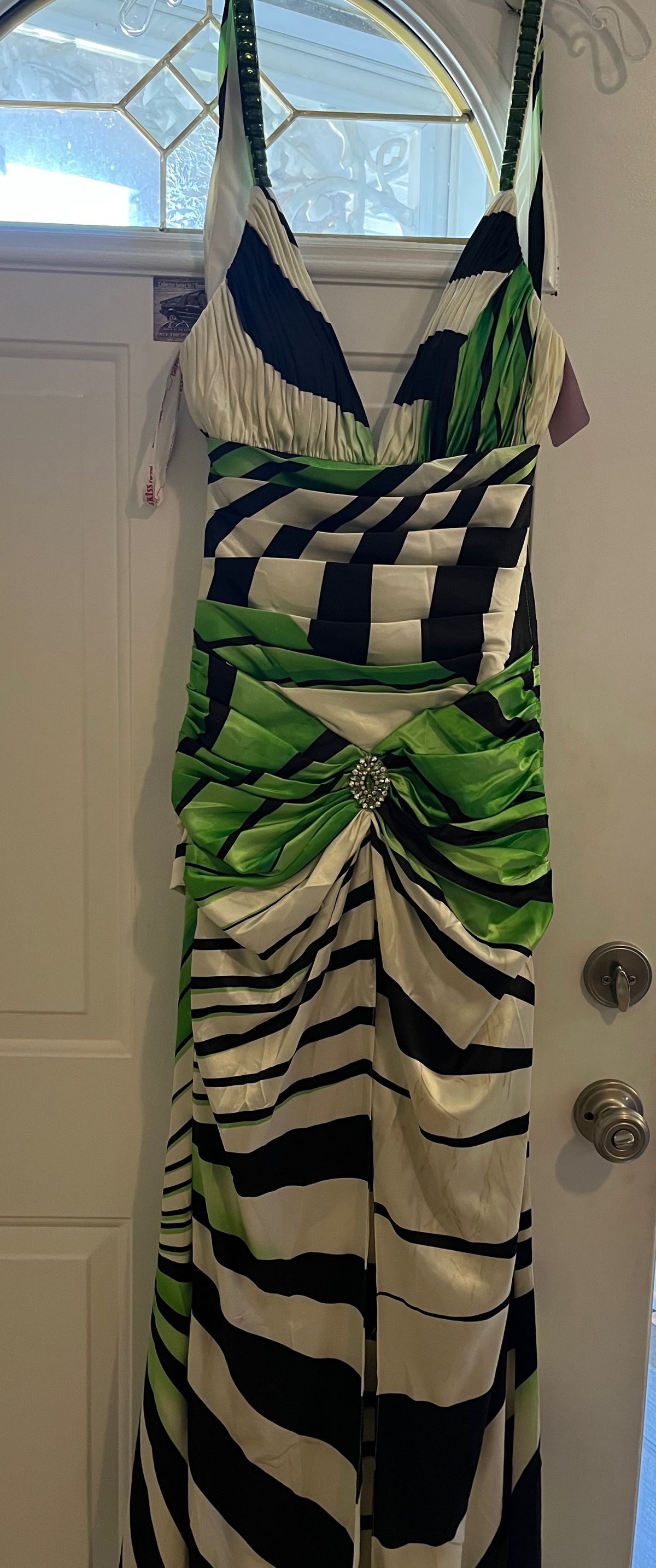Kiss Kiss Size 8 Prom Plunge Green Floor Length Maxi on Queenly