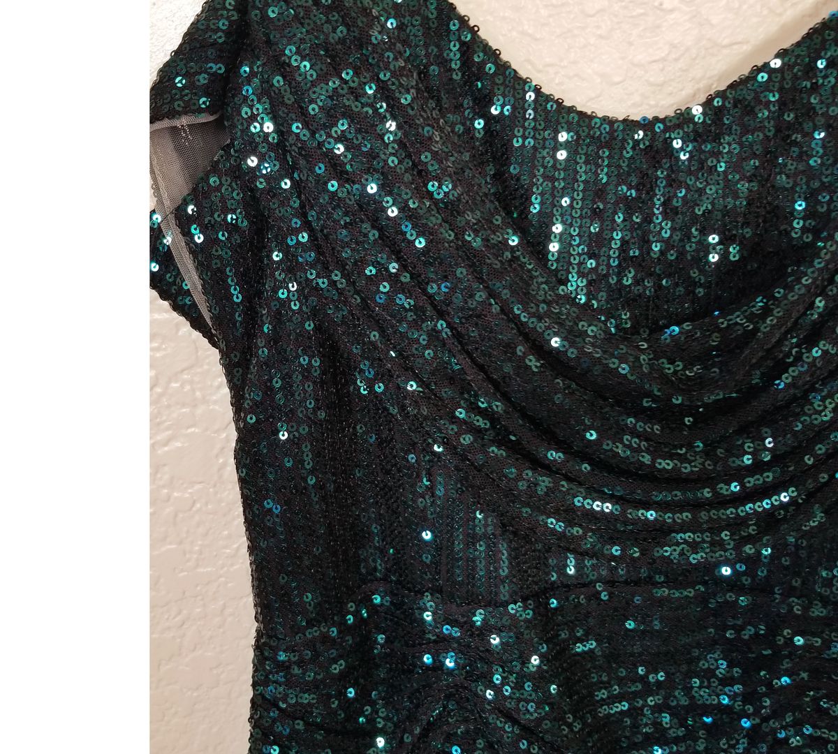 Style Emerald Green Sequined Party Wedding Guest Cocktail Dress Size 4 Homecoming Off The Shoulder Green Cocktail Dress on Queenly