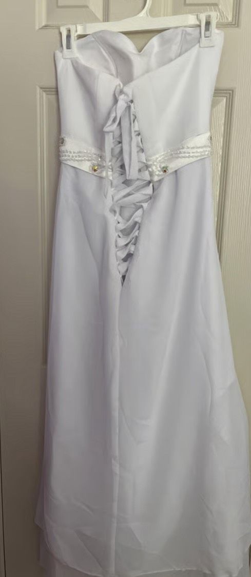 Style Wedding Dress Sarah Bridal Size 4 Strapless White A-line Dress on Queenly