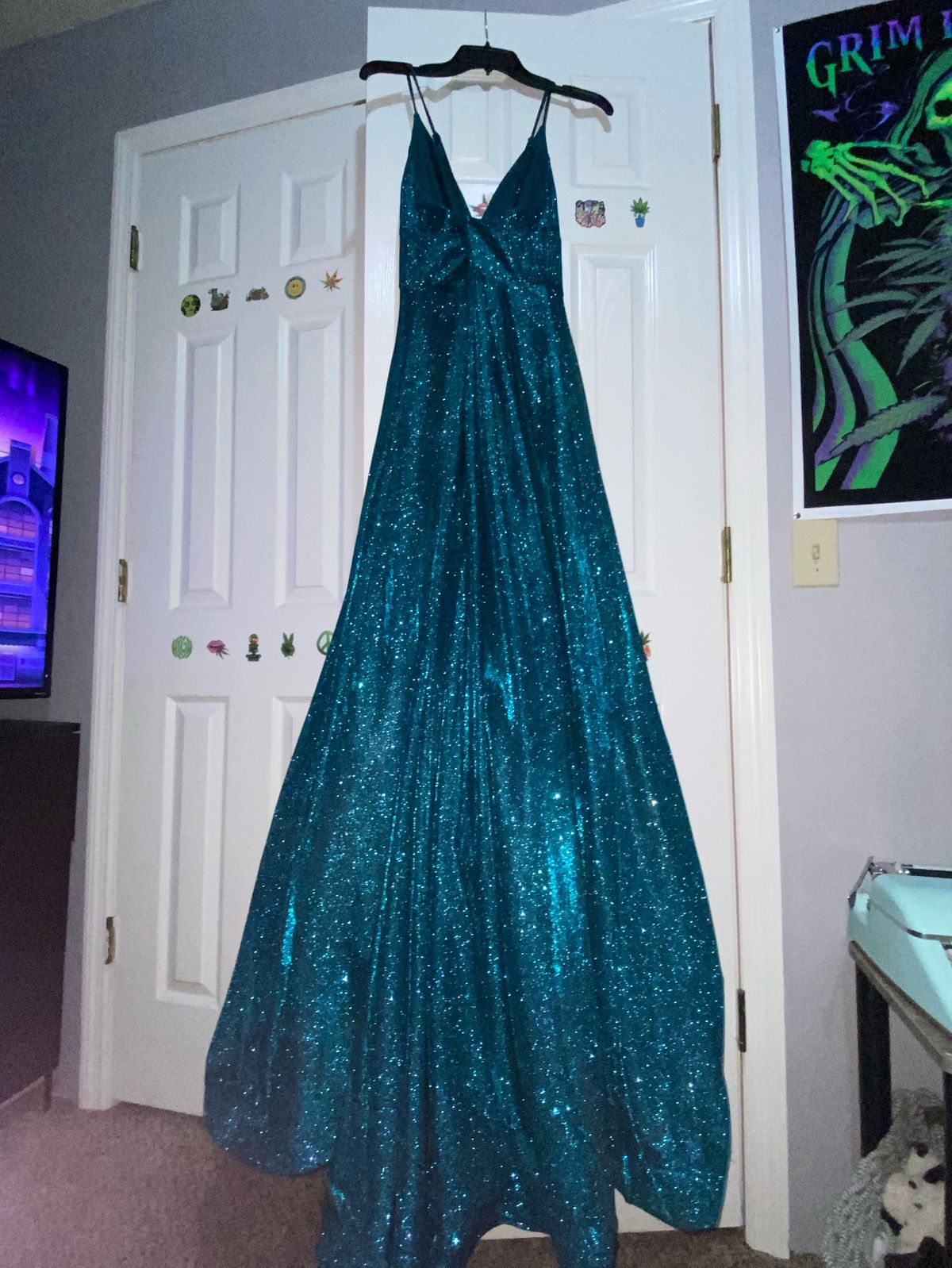 Style W7ATP933 Windsor Size 8 Prom Plunge Green Ball Gown on Queenly