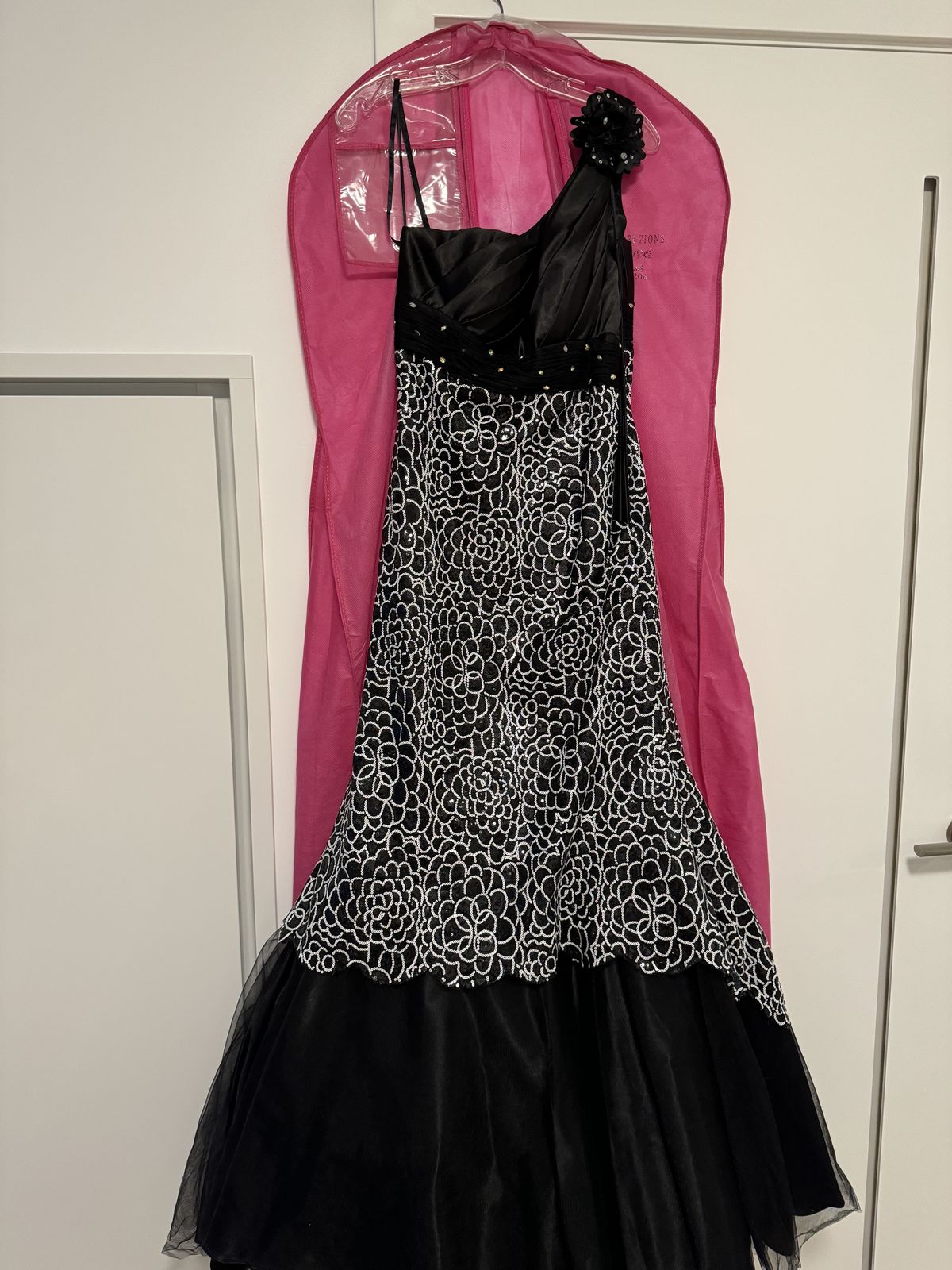 Size 8 One Shoulder Satin Black Mermaid Dress on Queenly