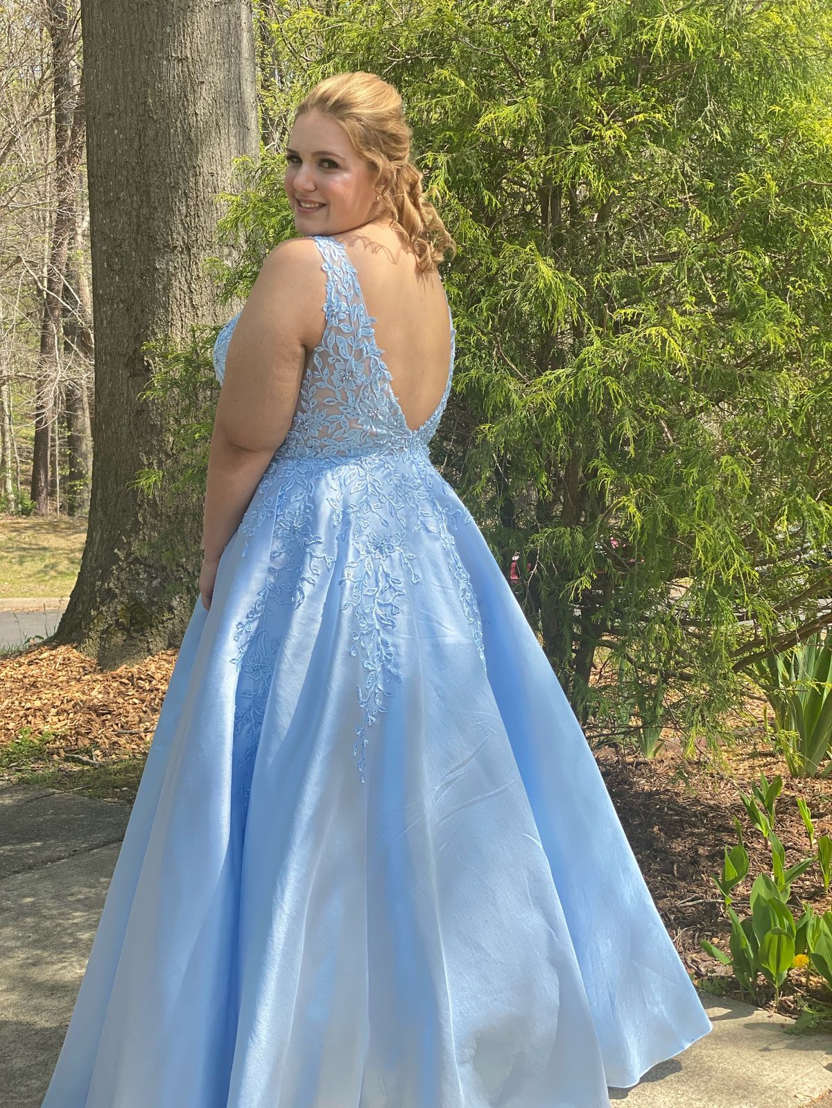 Ellie Wilde Size 14 Prom Plunge Blue Ball Gown on Queenly