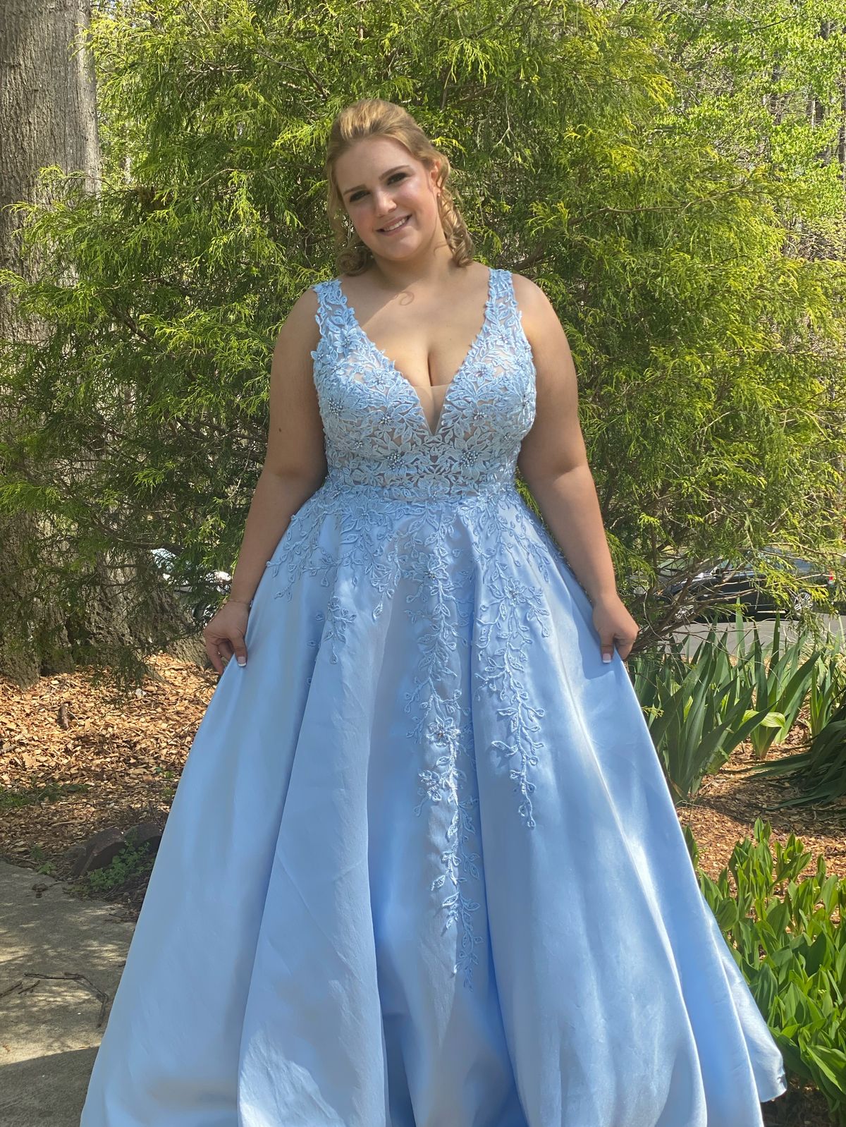 Ellie Wilde Size 14 Prom Plunge Blue Ball Gown on Queenly